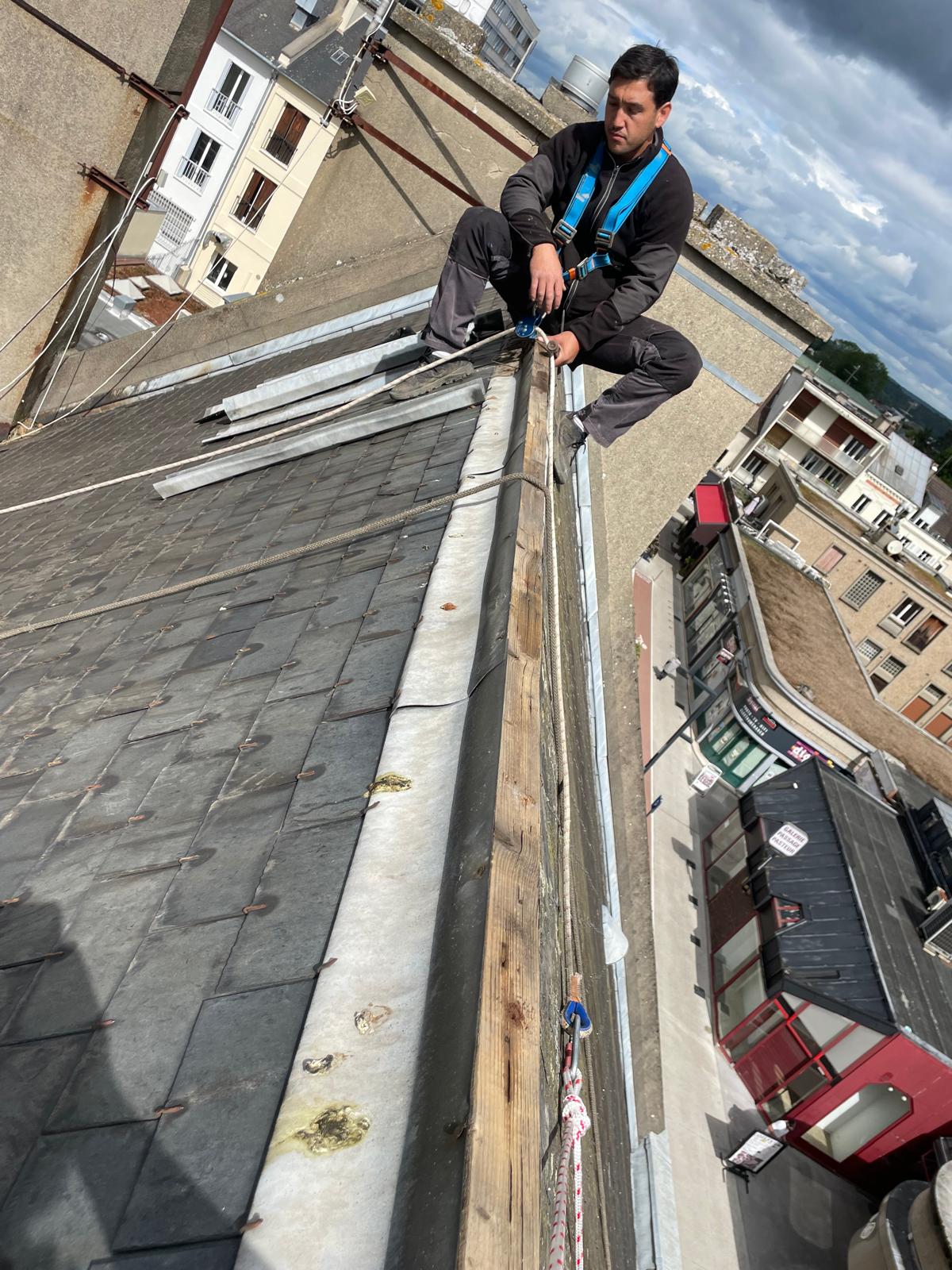 Couvreur DVL en travaux en hauteur sur toiture
