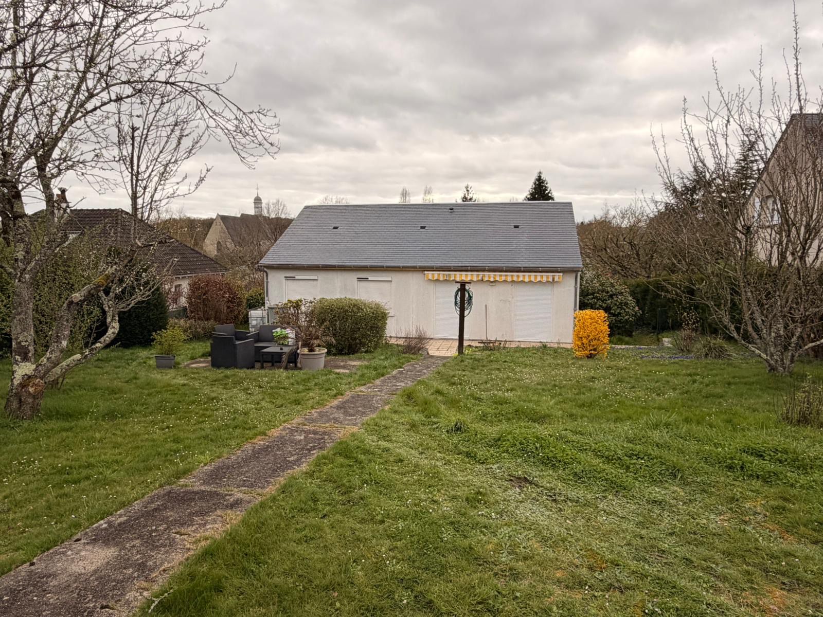 Pavillon rénové vu du jardin par DVL Rénovation