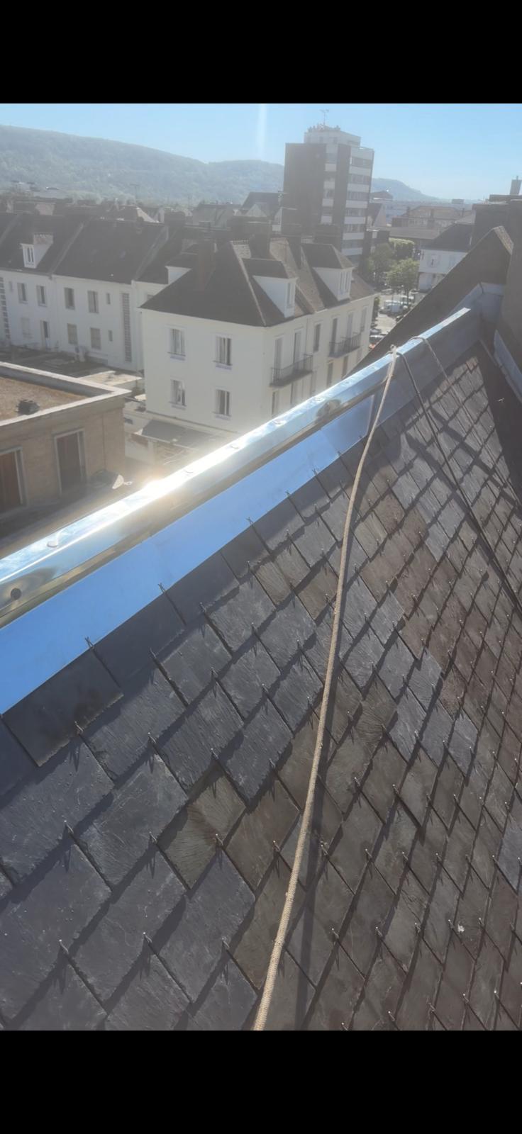 Toiture en ardoise avec zinguerie en zinc neuve